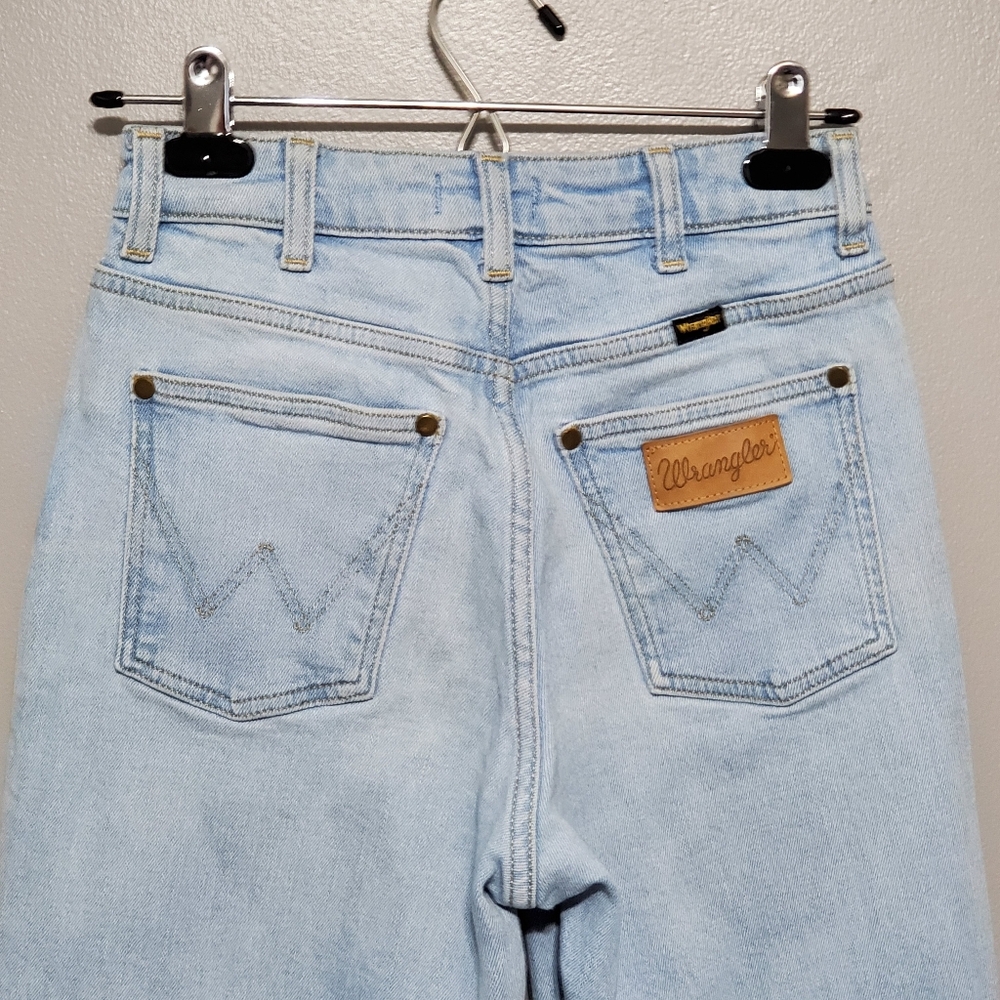 Wrangler Womens Mom Jeans Light Wash High Rise Cropped Size 26x28 - Picture 5 of 11